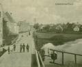 Bild: sne
Details wie Uniformen, Wasserturm und Gebäude lassen "Detektivin" Birgit Plößner die Aufnahme der heutigen Unteren Torstraße zwischen 1911 und 1914 datieren.