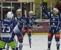 Bild: Gebert
Die Blue Devils Weiden gewannen am Sonntag das Top-Spiel gegen die Starbulls Rosenheim mit 8:2. Hier jubeln (von links) Tomas Rubes, Fabian Voit, Martin Heinisch und der dreifache Torschütze Luca Gläser.
