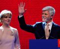 Bild: Petr David Jasek
Der neue tschechische Präsident Petr Pavel begrüßt mit seiner Frau Eva seine Anhänger nach der Bekanntgabe der vorläufigen Ergebnisse der Präsidentschaftswahlen.