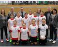 Bild: bra
Der Futsal-Bezirksmeister der U13-Juniorinnen mit (von links): Spielleiterin Janina Zilk, Co-Trainer Peter Engelhardt, Trainer Thorsten Lindner, Betreuerin Leni Engelhardt, Bezirksvorsitzender Thomas Graml und BFMA-Vorsitzende Kerstin Costa.