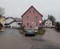 Bild: mrr
Zwei Straßen, jedoch unterschiedliche Tempolimits. Rechts die Kreuther Straße mit Tempo 30, links die Taubenbacher Straße mit Tempo 50, bei der es bereits Bürgerbeschwerden über zu schnelles Fahren gab.