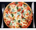 Symbolbild: Oliver Berg/dpa/picture alliance
Achtung beim Verzehr von Tiefkühlpizza.