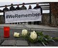 Bild: Petra Hartl
Mitglieder der Amberger SPD legten am Freitag, am offiziellen Tag des Gedenkens an die Opfer des Nationalsozialismus Rosen an den Stolpersteinen von Rosa und Ernst Bloch in der Schlachthausstraße ab.