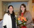 Bild: bey
Rebecca Simmerl (rechts) ist neue Zweite Vorsitzende des Heimatvereins mit Burgfähnlein Parkstein. Neben dem Glückwunsch gibt es von Vorsitzender Barbara Schäfer einen Blumenstrauß.