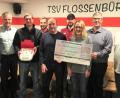 Bild: cro
Heribert Pfaffl (links), Firmengründer 4medic, und technischer Leiter Johannes Windschiegl (Dritter von links) überreichen TSV Vorsitzendem Jürgen Lugert (Fünfter von links) den Defibrillator. Mit im Bild die Spender sowie Initiator Alexander Guro (Vierter von rechts).