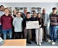 Bild: lg
Die Schülersprecher des Ortenburg-Gymnasiums überreichten an die Abordnung der „Kinderkrebshilfe in der Region Nordoberpfalz“ den Erlös des Weihnachtsbasars in Höhe von 2500 Euro.