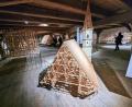 Bild: Jakub Novotný/exb
Zum Abschluss der Tagung besichtigten die Teilnehmer die von Zimmerermeister Josef Hauer aus Parkstein gebauten Dachstuhl-Modelle im historischen Speicherhaus in Cheb/Eger.