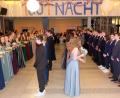 Bild: do
Im Rahmen des Tanzkurs-Abschlusses der Q 10 des Gymnasiums Eschenbach eröffneten 43 Paare unter dem Motto "1001 Nacht" eine märchenhafte Ballnacht mit einer faszinierenden Polonaise