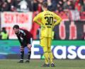 Bild: Daniel Karmann/dpa
Der Nürnberger Torwart Peter Vindahl Jensen steht nach dem Abpfiff enttäuscht auf dem Rasen.