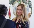 Bild: Thomas Dobler
Die Künstlerin Maria Thurn und Taxis (rechts) nutzte die Präsentation ihrer Werke zu Gesprächen mit den vielen Kunstinteressierten, die am Sonntag den Weg in das Oberpfälzer Künstlerhaus Kebbel-Villa gefunden hatten; links der Galerist der Malerin, Patrick Ebensperger, der die Wahl-Londonerin begleitete.