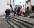 Bild: rha
Nach einer Andacht mit Diakon Dieter Gerstacker tragen vier Männer, gefolgt von den Gläubigen, die geschmückte Statue des heiligen Sebastian durch die Straßen der Stadt Vilseck.