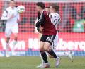 Bild: Daniel Karmann/dpa
Der Nürnberger Florian Flick (links) kämpft mit Adam Dzwigala von St. Pauli um den Ball. Der Neuzugang des Clubs überzeugte im ersten Spiel.