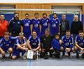 Bild: Stephan Huber
Die Alten Herren des SV Raigering holten sich erneut die Krone bei der Stadtmeisterschaft im Hallenfußball. Norbert Fischer (rechts hinten) und Franz Badura (Zweier von rechts hinten) gratulierten.