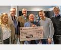 Bild: Vantage Film/exb
5575 Euro Erlös des Charity Movies übergeben Sabine Schlosser (links), Peter Märtin und Wolfgang Bäumler von Vantage Film (von rechts) an Harald Märtin, Gerard Ivey-Frank und Elmar Baumer vom Lions Club Weiden.