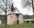 Bild: Gabi Schönberger
Von weitem sind die vielen Mängel, die mittlerweile an der denkmalgeschützten Filialkirche St. Georg in Enzenrieth entstanden sind, gar nicht so leicht zu erkennen. Geht man aber näher ran, werden unter anderem Risse in der Fassade schnell sichtbar.
