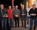 Bild: fvo
Stefan Ebnet aus Waidhaus (Mitte) gewinnt den FSV-Preisschafkopf. Den 2. Preis sichert sich der Flossenbürger Eduard Frauenreuther (Dritter von rechts) und Waldthurns 3. Bürgermeister Hans-Peter Reil (rechts) hat sich unter 132 Teilnehmern Platz 3 erkartelt.