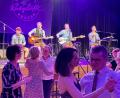 Bild: Götz/exb
Die "Rotzlöffl" auf der Bühne beim Neunburger Stadtball. Kurzfristig waren die vier Musikanten am Samstag eingesprungen, um die Veranstaltung zu retten. Bürgermeister Martin Birner und Gattin Sandra (im Vordergrund) konnten den Tanzabend entspannt genießen.