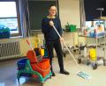 Bild: bl
"Reinigen wie ein Profi": Beim Schnellkurs im Nabburger Landwirtschaftsamt hat Irmgard Thoma viele Tipps auf Lager.