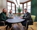 Bild: Portner
Andrea Rauch und Alexander Stumreiter unterzeichnen mit Bürgermeister Rudolf Teplitzky den Vertrag als Kooperationspartner für die Gastronomie im Emil-Kemmer-Haus.
