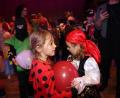 Bild: ads
Der Luftballontanz kam bei den kleinen Gästen des Kinderfaschings der Narrhalla Rot-Gelb und des Amberger Congress Marketing bestens an.
