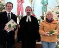 Bild: wku
Pfarrer Stefan Fischer (Mitte) ehrt Thomas Falk (links) und Doris Hüttner für ihren 25 Jahre langen Dienst zugunsten der evangelischen Kirchengemeinde Hirschau.