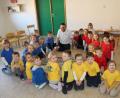 Bild: fks
Die Vorschulkinder aus allen drei Gruppen schauen sich genau den Wimmelbild-Teppich an, der viele Einsatzsituationen der Hilfsorganisationen zeigt. Mitten drin: BRK-Bereitschaftsleiter Sven Lehner.