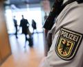 Bild: Christian Charisius/dpa/Symbolbild
Ein Beamter der Bundespolizei kontrolliert Reisende am Flughafen.