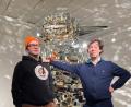 Bild: ass
Thorsten Mühlbach (links) und Gregor Passens. vor ihrem Schneemann aus Spiegelglas. Zu sehen ist diese außergewöhnliche Installation im Luftmuseum.