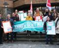 Bild: Hirsch
Eine Verdi-Delegation übergab Listen mit 1000 Unterschriften an Landrat Thomas Ebeling (links) und Oberbürgermeister Andreas Feller (rechts) und bekräftigte ihre Forderung nach einer zweistelligen Lohnerhöhung für die Beschäftigten im öffentlichen Dienst.