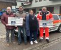 Bild: dob
Bauunternehmer Michael Töppel und dessen Schwester Stephanie überreichen Herbert Putzer (links) und Heinrich Rewitzer (rechts) jeweils 3000 Euro für ihre Organisationen. Sowohl die Kinderkrebshilfe in der Region Oberpfalz Nord als auch die "Helfer vor Ort" können das Geld gut gebrauchen.