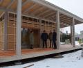 Bild: szl
Sobald es die Witterung erlaubt, stellen die Handwerker die Hütte für die Gartengruppe auf dem Nachbargrundstück fertig. Im März kann voraussichtlich der Umzug vom Zelt in die Gartenlaube erfolgen.