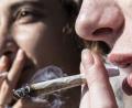Symbolbild: Paul Zinken/dpa
Junge Leute, die öffentlich auf der Straße Cannabis rauchen? Das könnte in Deutschland bald legal sein.