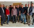Bild: ads
Der Rassegeflügelzuchtverein Schnaittenbach-Hirschau wählt einen neuen Vorstand (von links): Ringverteiler Max Heindl, Schriftführer Wolfgang Freitag, Zweite Kassenverwalterin Marion Lindner, Beisitzer Erwin Singer, Beisitzer Sigi Söllner, Jugendleiter Peter Heindl, Taubenzuchtwart Elmar Kral, Beisitzer Richard Schwärzer, Ziergeflügelzuchtwart Hans Heindl, Beisitzer Helmut Hermann, Kassier Roland Lindner, Zweiter Vorsitzender Anton Luber, Vorsitzender Gerhard Heindl und stellvertretender Bürgermeister Uwe Bergmann.