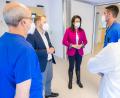 Bild: Michael Vogl/exb
Martina Englhardt-Kopf informierte sich bei Krankenhaus-Geschäftsführer Dr. Martin Baumann (Zweiter von links) über die Situation des Personals.