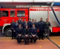 Bild: Feuerwehr Neunkirchen
Roland Hoffmann (Dritter von rechts) ist seit 25 Jahren bei der Feuerwehr Neunkirchen. Vorsitzender Gerd Miederer (vorne, links) und Kommandant Roman Baumgärtner (vorne, rechts) danken ihm für seine Treue. Zudem freut sich die Wehr über diverse Beförderungen und neue Mitglieder wie Pfarrer Thomas Kohlhepp (vorne, Mitte).