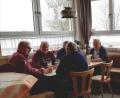Bild: rpp
Beim ersten Seniorenstammtisch in Kastl kamen Gespräche, Spiel und Spaß nicht zu kurz. Man war sich einig, sich künftig alle zwei Wochen donnerstags im Sportheim Kastl zu treffen.