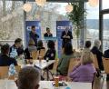 Bild: CSU Störnstein/exb
Landtagsabgeordneter Stephan Oetzinger (stehend, links) und Prof. Dr. Wolfgang Weber (stehend, rechts) veranschaulichten im Rahmen einer von CSU-Ortsvorsitzenden Benedikt Grimm moderierten Podiumsdiskussion die Bedeutung der OTH Amberg-Weiden für die Region.