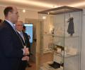 Bild: jr
Beim Besuch in Konnersreuth erhielt Finanz- und Heimatminister Albert Füracker (links) auch eine Führung durch das Theres-Neumann-Museum.