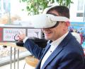 Bild: Kunz
Oberbürgermeister Jens Meyer würde gerne mithilfe einer VR-Brille noch nie dagewesenes Abenteuer erleben. Auch dieses Utensil ist Teil der Ausleihe.