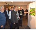 Bild: jr
Manfred Ströhle (rechts) führte die Besucher der Vernissage durch seine Ausstellung und gab Erläuterungen zu bestimmten Exponaten, darunter großformatige Fotografien.