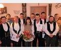 Bild: fvo
Agnes Wagner ist seit 35 Jahren bei der Zimmerei Greiner und Siegfried Bergler (Vierter von rechts) aus Gailertsreuth bei Floß ist seit mehr als 25 Jahren dabei. Die beiden Geschäftsführer Karl Greiner (links) und Albert Greiner (rechts) danken ihnen und weiteren Mitarbeitern für ihre Treue zur Firma.