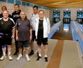 Bild: mab
Zusammen mit FC-Vorsitzendem Christian Liebl (links) freuen sich aktive Kegler, Senior Hans Gietl (vorne links), der mit seinen 86 Jahren noch aktiv am Spielbetrieb teilnimmt, und Spartenleiter Sefan Ostler (hinten, Zweiter von rechts) über die abgeschlossene Sanierung der Kegelbahnen.