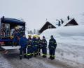 Bild: Gottfried Berger/exb
Das THW Oberviechtach hilft bei der Schneekatastrophe in Krün bei Garmisch im Januar 2019. Einsatzkräfte müssen dabei Schnee von Dächern räumen.