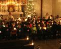 Bild: bph
Nach dem Tagesevangelium brachten die Kommunionkinder Lichtgläser zum Altar.