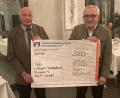Bild: Rotary Club Weiden/exb
Präsident Ludwig Zitzmann (rechts) freut sich, die Spende an den Tafel-Vorsitzenden Josef Gebhardt übergeben zu dürfen