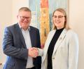 Bild: Susanne Schwab, Stadt Amberg/exb
Oberbürgermeister Michael Cerny wünschte Susanne Augustin in ihrer Aufgabe als Amtsleiterin des Referats für Jugend, Senioren und Soziales alles Gute.