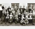 Repro: ld
1957 begann "Tante Erna" mit 43 Kindern den ersten Kindergarten von Brand. Rechts im Bild Praktikantin Helga Popp.