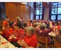 Bild: Frauenbund Wiesau/exb
Fast 100 Besucherinnen kamen zum Frauenbund-Faschingskaffeekränzchen unter dem Motto „Lady in Red“ ins Wiesauer Pfarrzentrum.