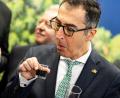 Archivbild: Fabian Sommer, dpa
Cem Özdemir, der Bundesminister für Ernährung und Landwirtschaft, hatte auf dem Eröffnungsrundgang zur Grünen Woche in Berlin einen Schwarzen Balsam probiert, eine berühmte lettische Spezialität. Das Gesicht, das er dabei machte, wurde im Bild festgehalten. Das Foto erschien in unserer Zeitung und stieß zur Überraschung der Redaktion bei einem Leser auf Kritik.