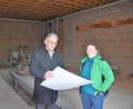 Bild: fz
Hier kommt sie rein, die neue Kinderkrippe "Grisu". Bürgermeister Josef Hammer erläutert Sabrina Sonner von Learning Campus den Ausbauplan. Rechts hinten wird die Wand abgestützt und herausgebrochen. Glas soll dem Raum dadurch Licht geben. Das große Feuerwehrtor soll außerdem zugemauert werden.